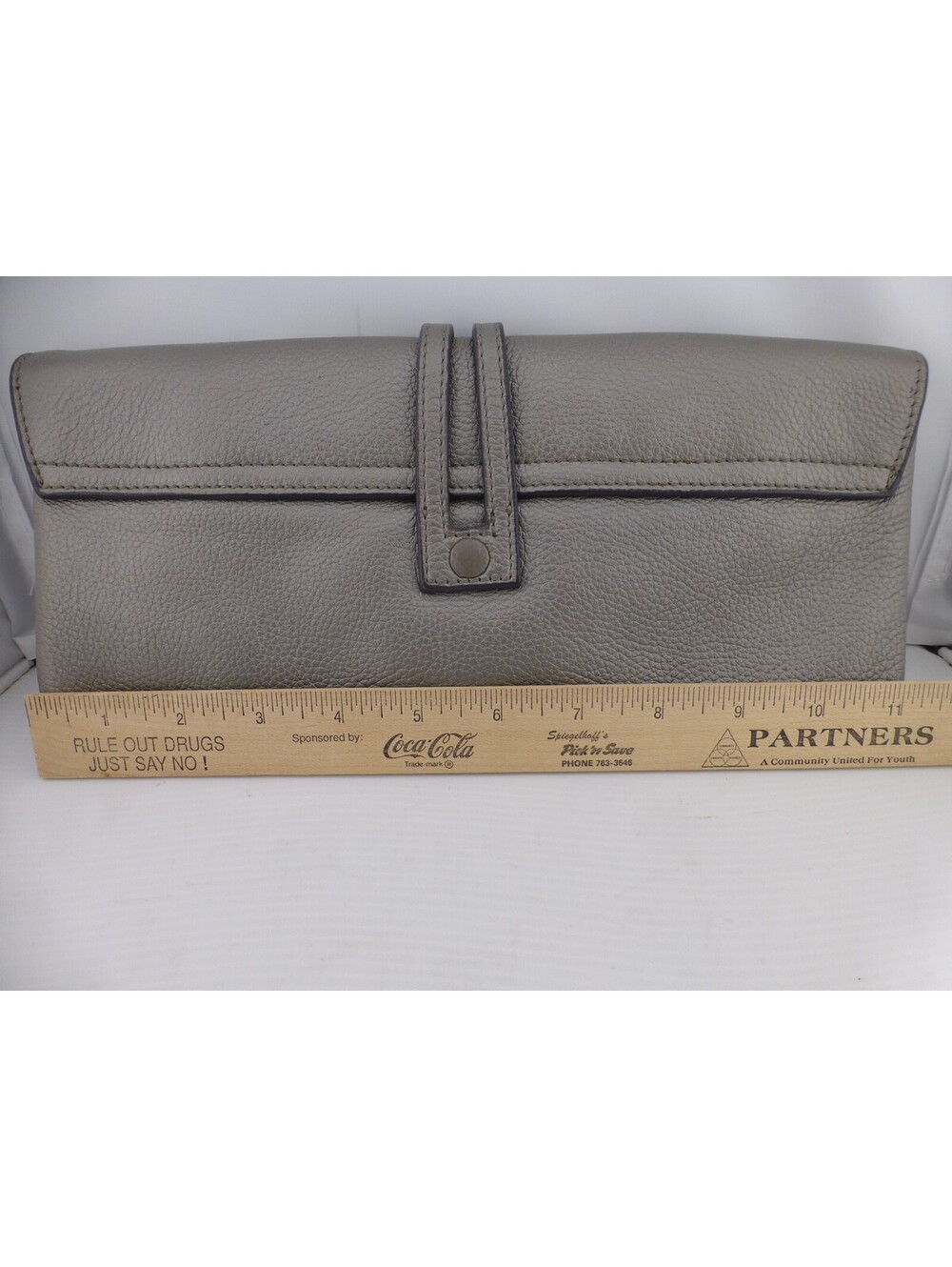 Chloé Metallic Gray Grained Leather Clutch Bag with Gold-Tone Turn Lock & DustF3 - Picture 5 of 15